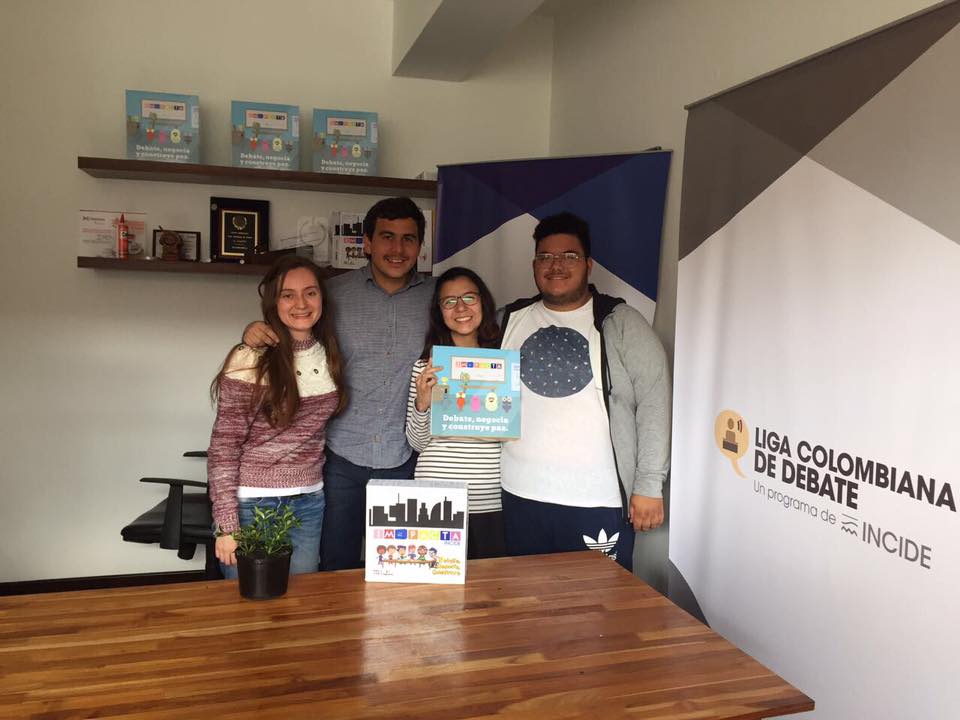Grupo de j&oacute;venes apuesta al cambio social por medio del debate