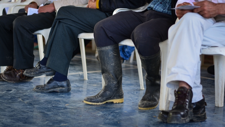 Algunos asistentes dejaron sus actividades en el campo para asistir al evento. Foto: Juli&aacute;n R&iacute;os