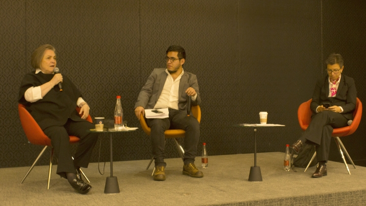 Las candidatas Clara L&oacute;pez y Claudia L&oacute;pez durante el debate. Foto: Sof&iacute;a Hern&aacute;ndez Toro