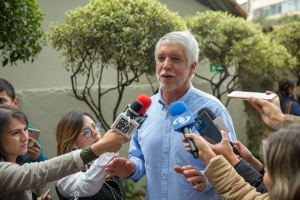 Enrique Peñalosa en la Consulta Anticorrupción. Crédito de la foto: Andrés Sandoval - Alcaldía de Bogotá|Claudia López, Antanas Mockus y Angélica Lozano. Crédito: David Gómez|||