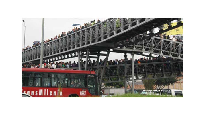 La estaci&oacute;n Tober&iacute;n de TransMilenio no da abasto para los usuarios del sistema.