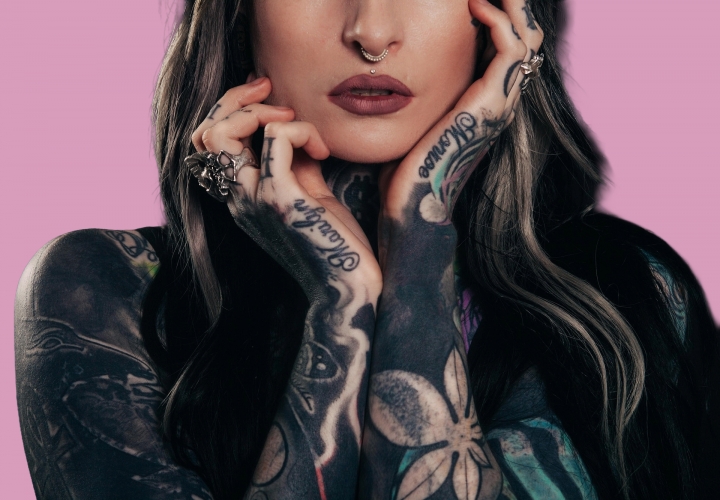 ¿Mujereres tatuadas? Así funciona la violencia estética en los entornos laborales