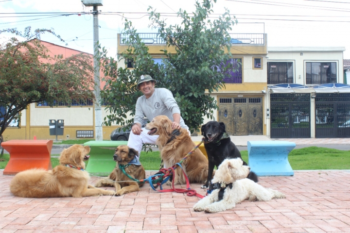 Luis Quintero es paseador y entrenador canino certificado seg&uacute;n normativa t&eacute;cnica y protocolo del servicio- NIVEL AVANZADO por el SENA.