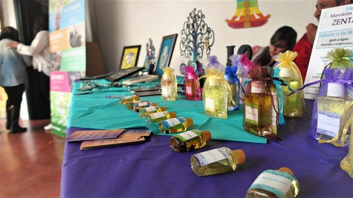 A trav&eacute;s de las pr&aacute;cticas de yoga, t&eacute;cnicas de respiraci&oacute;n y productos saludables se promueve el flujo de la energ&iacute;a no f&iacute;sica