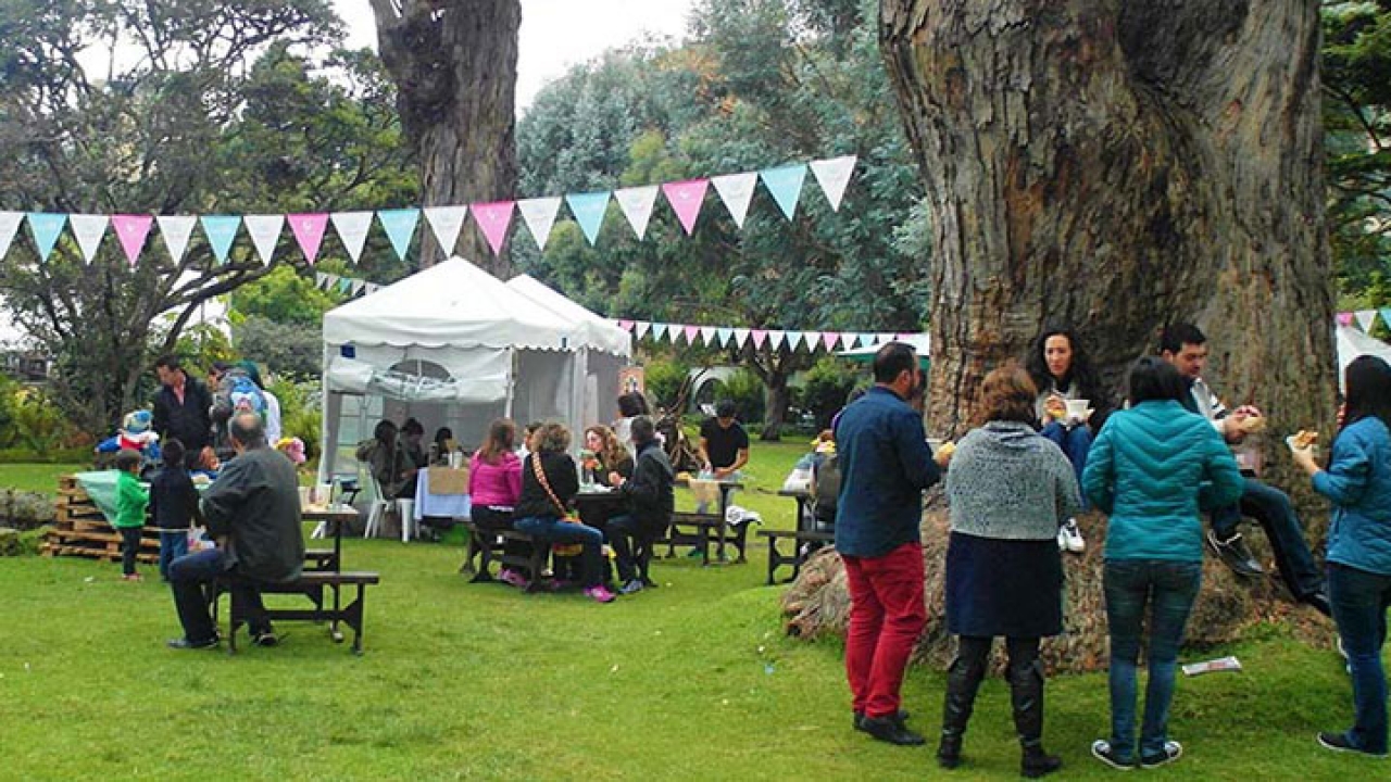 Los asistentes al evento exploraron el poder emocional, espiritual, mental y físico del ser humano, por medio de la Sanación Pránica|A través de las prácticas de yoga, técnicas de respiración y productos saludables se promueve el flujo de la energía no física|Cocina consiente = vida saludable|Quienes asistieron al evento disfrutaron de una Feria Gastronómica que complementa la temática de la jornada: la vida saludable|Desde las 8:00 a.m hasta las 6:00 p.m el Museo de “El Chicó” se convirtió en un escenario para compartir en familia|El sanador reemplaza la energía congestionada por una renovada, dejando el cuerpo en completo equilibrio|Los asistentes exploraron el poder emocional, espiritual, mental y físico, por medio de su vinculación con los talleres de Sanación Pránica|Los niños descubrieron, expresaron lo que son y lo que puedes llegar a ser por medio del taller de arcilla|Los niños aprendieron que la creación es también una arte para aliviar el alma|Vida al parque es una feria que por medio de terapias y experiencias permite conectarse con la espiritualidad y el equilibrio|||||