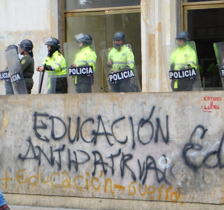 "M&aacute;s educaci&oacute;n, menos guerra", rezaban algunas arengas. La Polic&iacute;a y el ESMAD rodeando el Ministerio de las Tecnolog&iacute;as de la Informaci&oacute;n y de la Comunicaci&oacute;n (MinTIC)