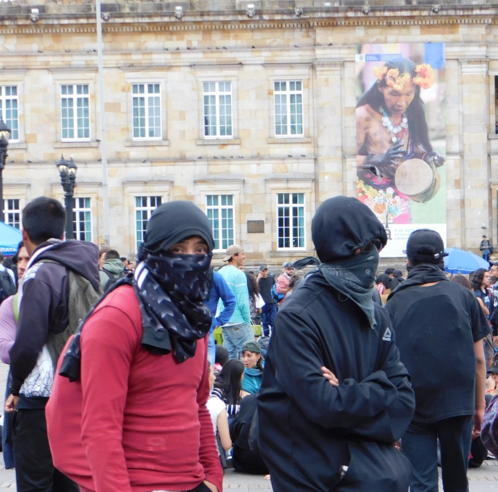 Con pa&ntilde;oletas para proteger sus rostros de los gases lacrim&oacute;genos. As&iacute; protestaron algunos asistentes al Paro Nacional.