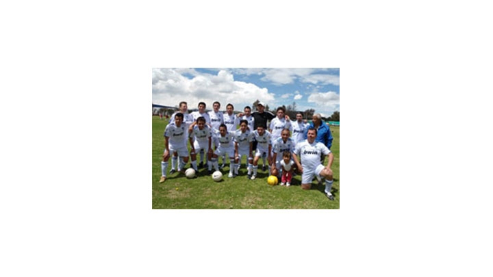 A pesar de estar estrenando uniforme, Celeste perdi&oacute; elpartido y qued&oacute; como &uacute;ltimo del torneo.