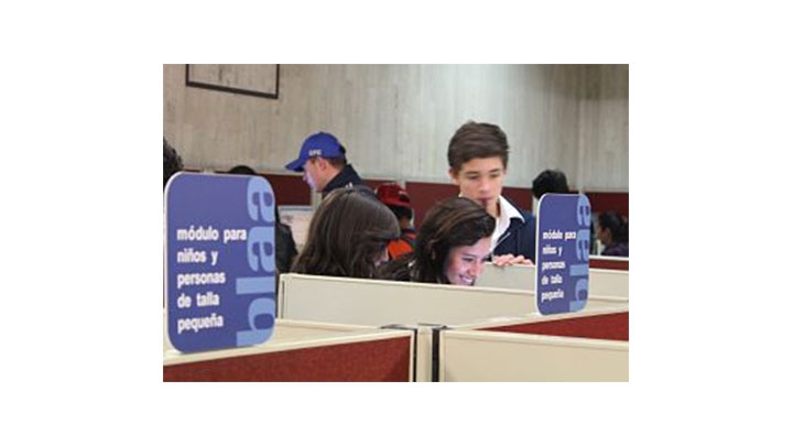 Ni&ntilde;os consultando en los cat&aacute;logos de la Blaa.