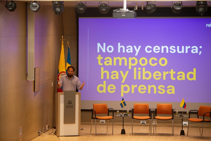 Jonathan Bock, Coordinador centro de Estudios de Libertad de Expresi&oacute;n FLIP, mostr&oacute; la frase que est&aacute; en la fotograf&iacute;a mientras hablaba del asesinato del periodista pionero en Sucre