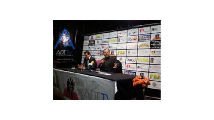 Durante la rueda de prensa, Humberto V&eacute;lez le cont&oacute; a los medios de comunicaci&oacute;n su trayectoria en el doblaje de pel&iacute;culas.