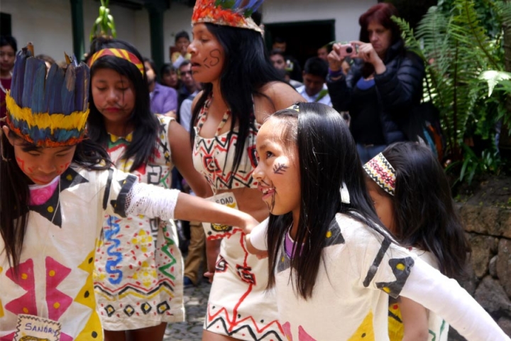 Una de las mujeres del grupo se desplaza danzando al centro del grupo para indicarle a los ni&ntilde;os como deben danzar.