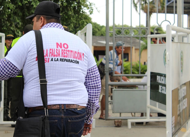En San Alberto, Cesar, un grupo de personas uso camisas en contra de la Ley de Restituci&oacute;n de tierras antes de reunirse con el Procurador, Alejandro Ordo&ntilde;ez.