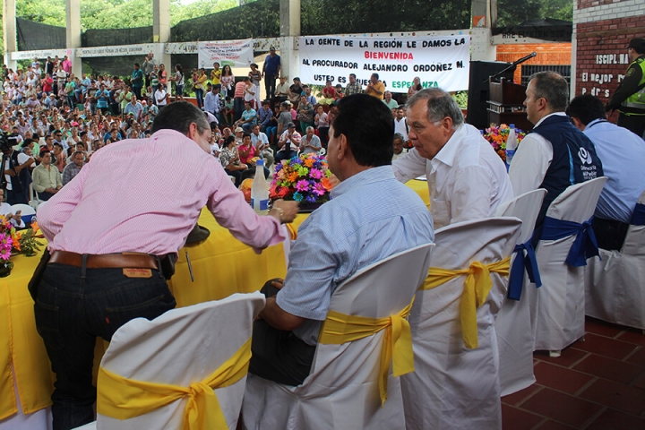 A la jornada asistieron el procurador general de la naci&oacute;n, Alejandro Ord&oacute;&ntilde;ez; el defensor del Pueblo, Alfonso Cajiao; el alcalde de San Alberto, Pedro Rafael Guevara; y varios l&iacute;deres campesinos y ganaderos de Cesar y Norte de Santander.