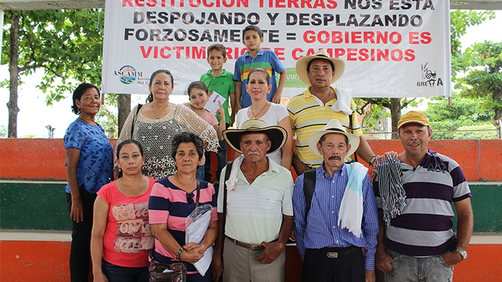 Miembros de Asocolvirt (Asociaci&oacute;n Colombiana de V&iacute;ctimas de Restituci&oacute;n de Tierras)