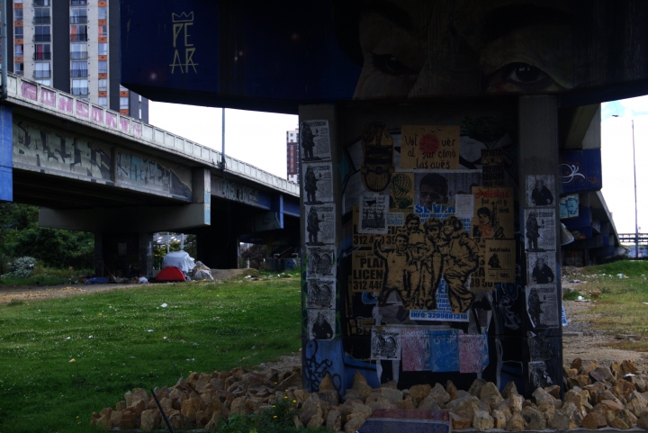 Piedras debajo del puente de la Autopista Sur con Avenida Villavicencio