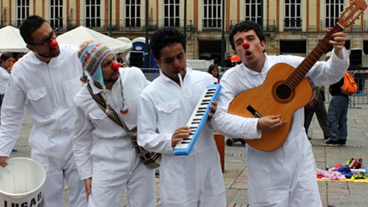 As&iacute; se vivi&oacute; la inauguraci&oacute;n de teatro callejero