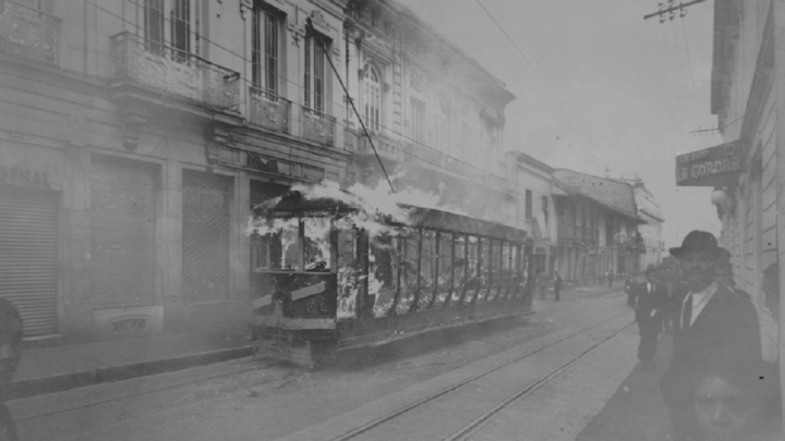 "Bogot&aacute; en llamas, disturbios acontecidos el 9 de abril de 1948. Foto: Sady Gonz&aacute;lez