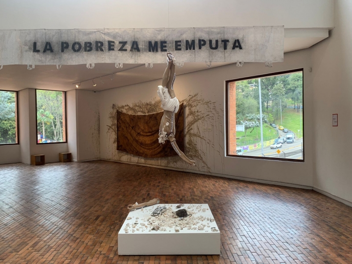 Obra de la exposici&oacute;n Rosemberg Sandoval: Performer (1980-2023). La pobreza me emputa (2022)