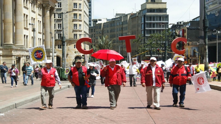 Miembros de la Confederaci&oacute;n de Trabajadores de Colombia marchan