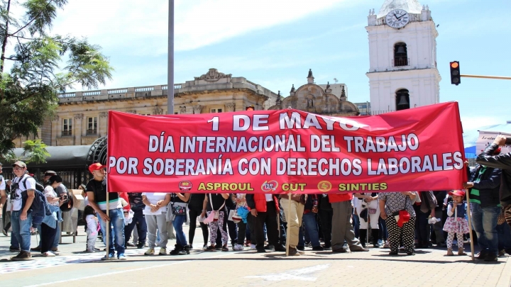 Los manifestantes recorriendo la carrera S&eacute;ptima para llegar a la Plaza de Bol&iacute;var.