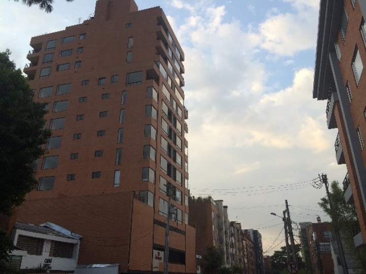 Construcci&oacute;n de edificios altos causa descontento en Puente Largo