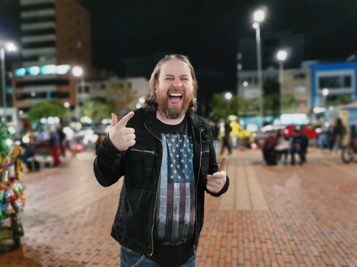 Alejandro en su aspecto m&aacute;s rockero.