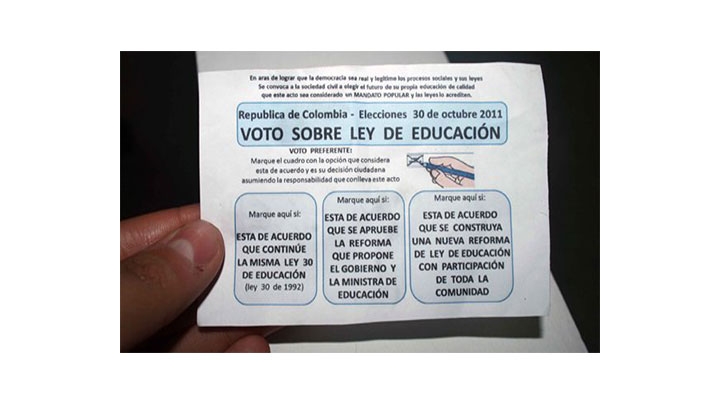 Este 'voto' ilegal fue repartido cerca a direrentes puestos de votaci&oacute;n de Bogot&aacute;.