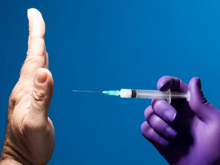 Foto referencial de personas que se oponen a la vacunaci&oacute;n.