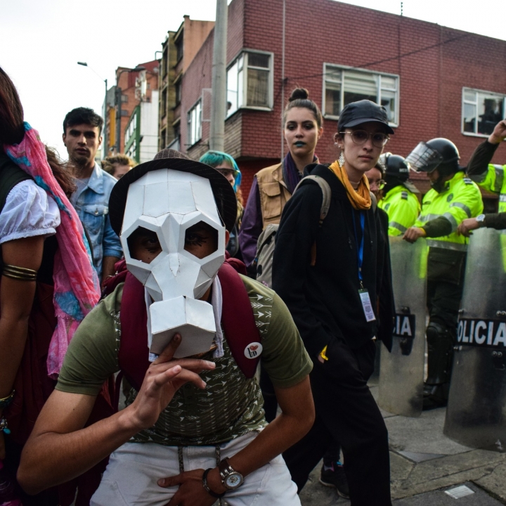 Las cr&iacute;ticas al ESMAD se hicieron vigentes con m&aacute;scaras y pancartas, exigiendo su derecho a la protesta. .