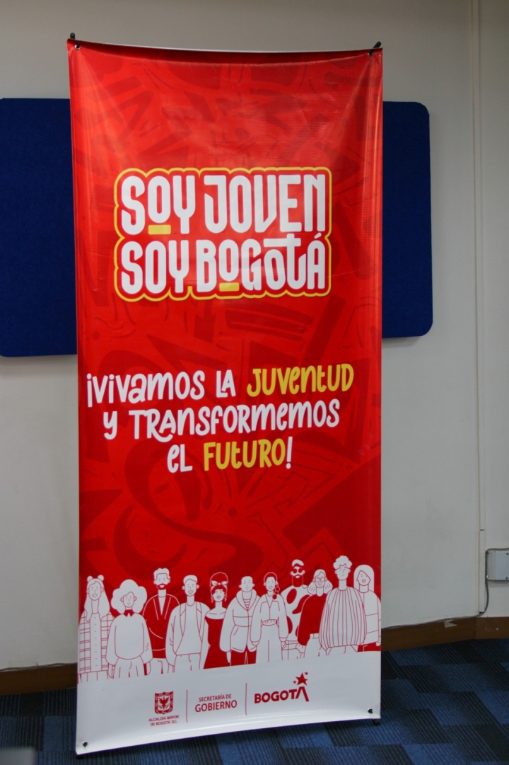 Pendón del programa Soy joven, soy Bogotá. Con sus promotores recorren los colegios y universidades del país