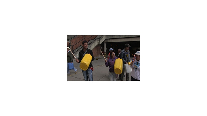 Recicladores protestan contra nuevo esquema de basuras en Bogot&aacute;