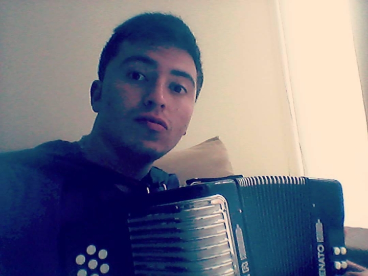 Luis Felipe tacando su pasi&oacute;n