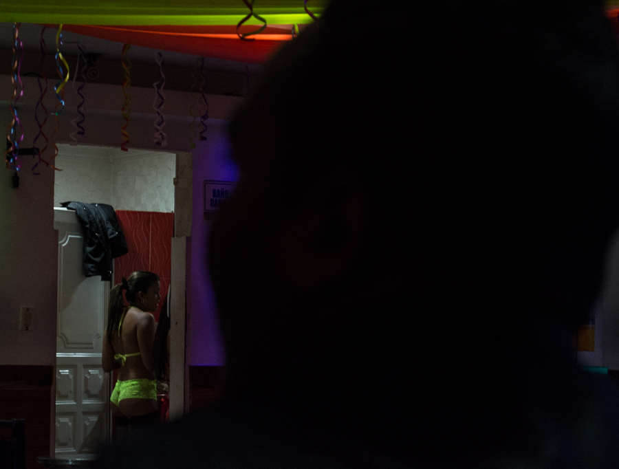 M&aacute;s de 23 mil mujeres ejercen la prostituci&oacute;n en Bogot&aacute;. Adem&aacute;s, este &ldquo;negocio&rdquo; es el sustento de  miles de empleados que no practican el trabajo sexual.  Foto: Juli&aacute;n R&iacute;os