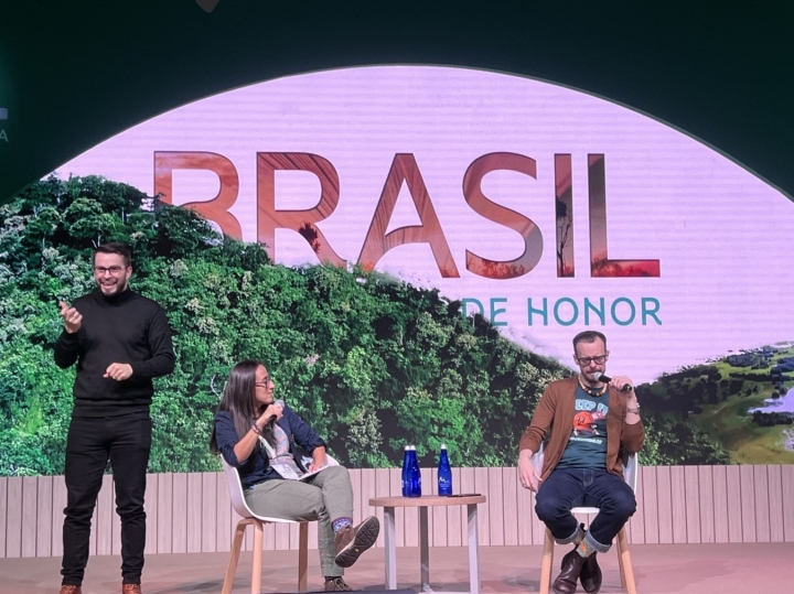 De izquierda a derecha: int&eacute;rprete lenguaje de se&ntilde;as, mediadora Sindy Elefante y Marcelo Quintanilha. Presentaci&oacute;n del c&oacute;mic 'Luces de Niter&oacute;i' en la Feria del Libro de Bogot&aacute; (FILBo) 2024.