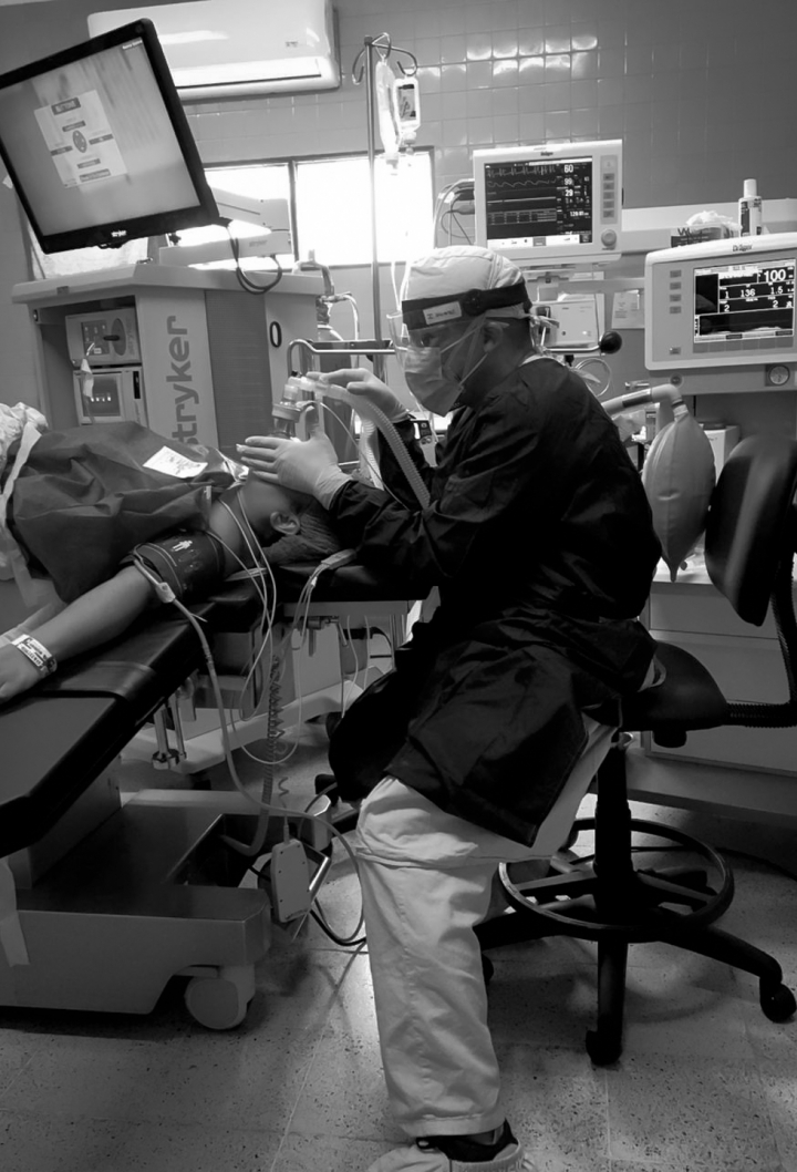 Doctor Irwing Guardo en quir&oacute;fano