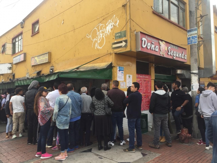 Do&ntilde;a Segunda, de trasteo con su fritanga a cuestas