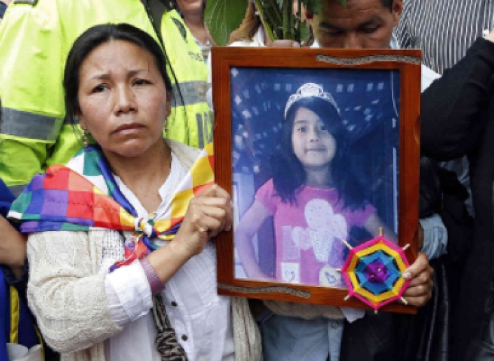 Nelly Mu&ntilde;oz junto a la imagen de su hija