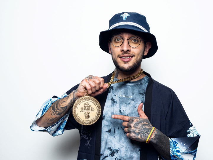 Elevn celebra sus triunfos acompa&ntilde;ado de su familia, su novia y sus amigos cercanos.