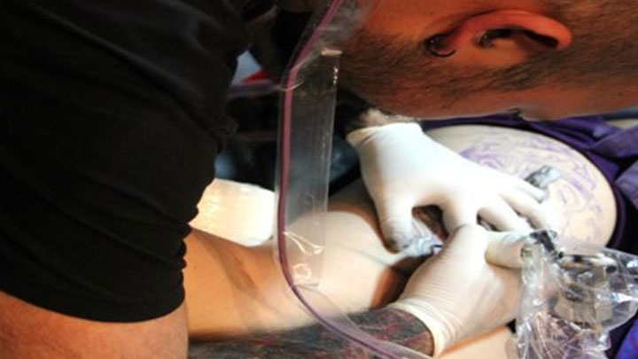 Tatuador en la convenci&oacute;n.