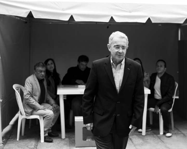 &Aacute;lvaro Uribe despu&eacute;s de votar en la campa&ntilde;a presidencial del a&ntilde;o 2018