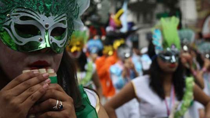 Los ni&ntilde;os se tomaron la carrera s&eacute;ptima para demostrar todo su talento y alegr&iacute;a. Comparsas llenas de color animaron la tarde del 31 de octubre a los miles de espectadores que se acercaron a ver el desfile.