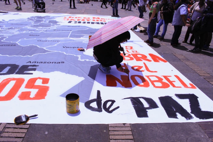Durante la jornada en la Plaza de Bolivar, algunas personas protestaron contra la violencia a trav&eacute;s de carteles y performances art&iacute;sticos. Foto: María Paula Parada