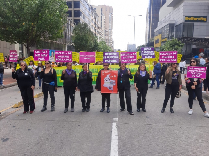 Organizaci&oacute;n de trabajadoras sexuales, Asmubuli, en una marcha por la paz. Fidelia en el centro sosteniendo un cartel rojo.