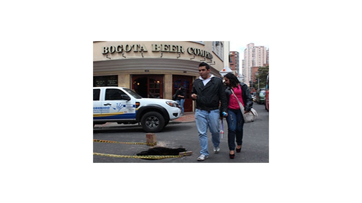 Enorme hueco llama la atenci&oacute;n de peatones en el centro de Bogot&aacute;