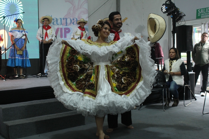 La Reina Nacional del Bambuco junto a su parejo, Jes&uacute;s Fernando Tejada. Cr&eacute;dito de la foto: Silvia Bayona