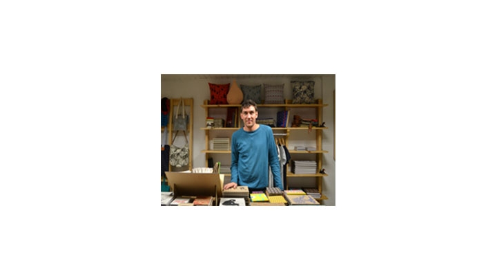 Sebasti&aacute;n Elvino muestra los productos de Shuz Shuz