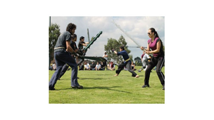 Estas dos pr&aacute;cticas utilizan r&eacute;plicas de armas, para llevar a cabo las recreaciones de batalla.