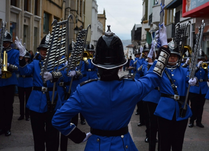 Con el paso a cueAlgunas de las instituciones educativas y sus bandas her&aacute;ldicas tambi&eacute;n participan del desfile