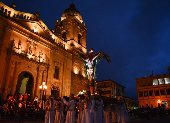 Uno de los pasos, frente a la Catedral Bas&iacute;lica Metropolitana Santiago de Tunja